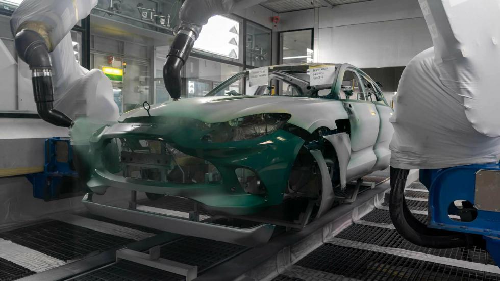 Στην παραγωγή η Aston Martin DBX